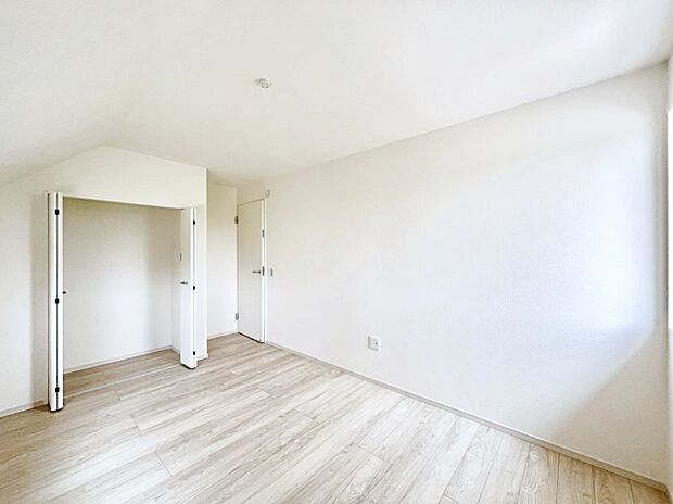 【寝室】◆2号棟◆~Bed Room~ 居室には収納クローゼットを完備!普段使いのお洋服や小物はもちろん、季節物のお洋服などもしっかりと整理整頓おしまい頂けます。 居室空間を広く使用できますね。