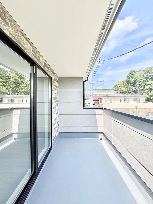 【バルコニー】◆2号棟◆~Balcony~ 大きな空に囲まれた気持ちのいい家。バルコニーを覗くだけで圧倒的な開放感に包まれます。バルコニーは陽がさしこみお布団や洗濯物を気持ちよく干すことができます。