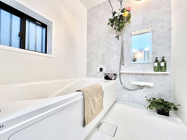 【浴室】~Bath Room~ 足を伸ばして入浴することが可能!一日の疲れを癒す貴重なバスタイムです。お子様とご一緒でも十分な広さなので、リビングとは違った家族団欒のひと時をお楽しみいただけます。
