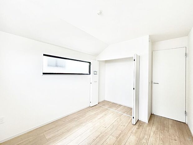 【寝室】◆2号棟◆~Bed Room~ マンションと違い部屋数が多いのが戸建てのメリットです。ご家族が増えたことで手狭に感じていた住まいも戸建てでは各居室プライバシーを保つことができます。