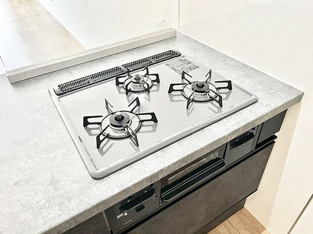 【その他設備(三ツ口コンロ)】◆2号棟◆三口ガスコンロでお料理が一気にはかどりそう。