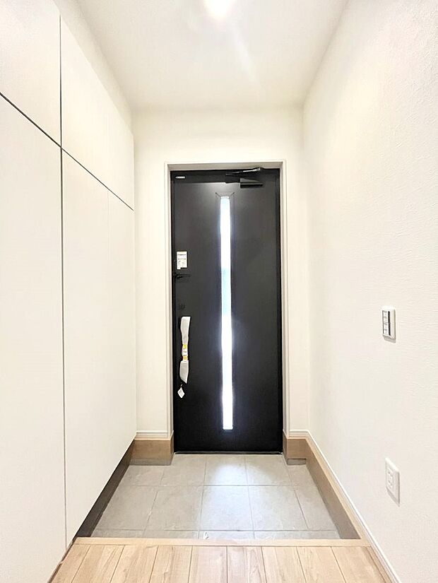 【玄関】◆１号棟◆～Entrance～　家の中でお客様を迎える最初の場所である玄関は、家の印象そのものです！豊富な玄関収納で、常に綺麗に保つことが出来ます♪玄関にはたっぷり収納の下駄箱を完備！