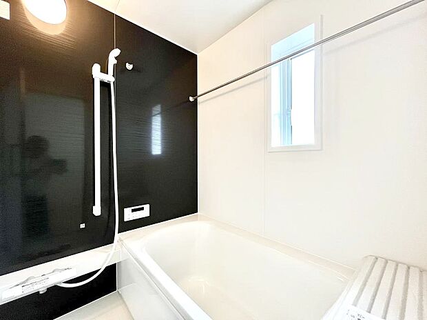 【浴室】◆2号棟◆~Bath Room~ 窓付きのバスルームは、採光もあり明るく気持ちの良い空間です。窓があることで、換気環境も良好。ゆったり寛げるバスルームで、毎日のバスタイムが楽しみになりそうです。