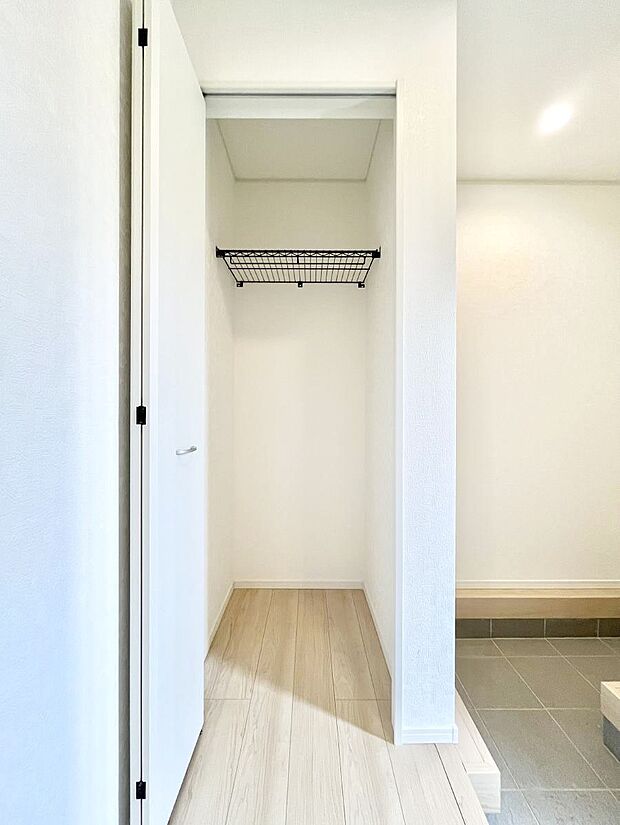 【その他設備(玄関ホール収納)】玄関ホール収納です。掃除道具やお出かけ用グッズの収納に便利です。