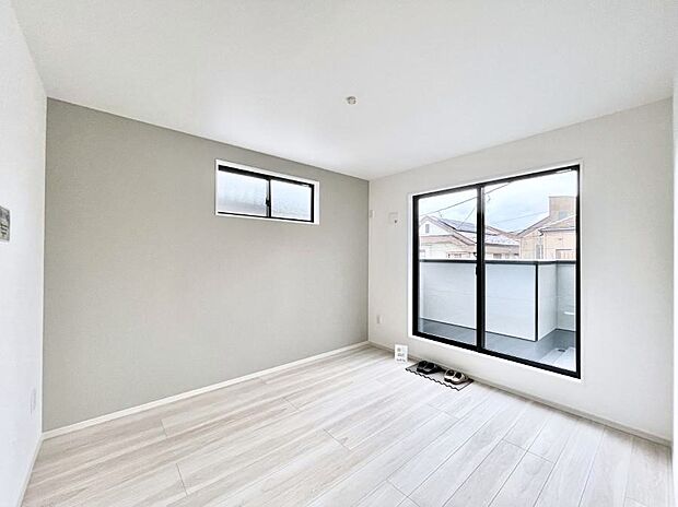 【寝室】～Bed Room～　2面採光を確保した明るい室内は、風通しも良く、大変居心地の良い空間となっております。爽やかな風を感じて起きる朝は、快適生活の始まりに！日当たりや通風がとても良い住まい♪