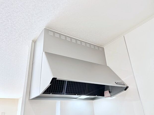 【その他設備(レンジフード)】◆1号棟◆基本的なお手入れはフィルターのみ!お手入れのしやすさも魅力です。