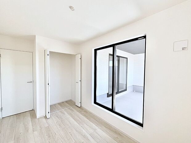 【寝室】~Bed Room~ 全居室には収納クローゼットを完備!普段使いのお洋服や小物はもちろん、季節物のお洋服などもしっかりと整理整頓おしまい頂けます。 居室空間を広く使用できますね。