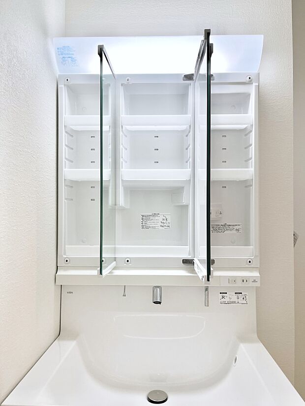 【その他設備(三面鏡裏収納)】三面鏡の裏に、化粧品や衛生用品などを収納可能。洗面台をすっきりと保ちます!