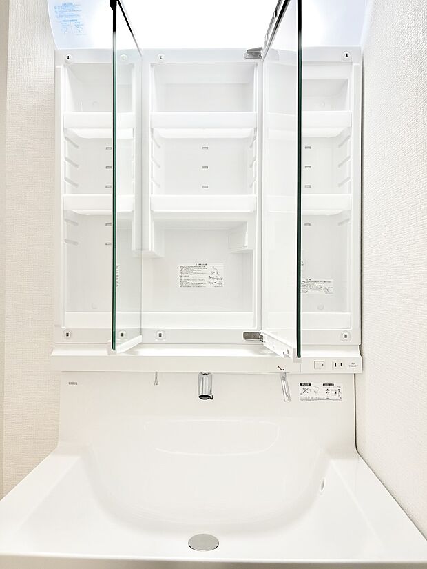 【その他設備(三面鏡裏収納)】三面鏡の裏に、化粧品や衛生用品などを収納可能。洗面台をすっきりと保ちます!