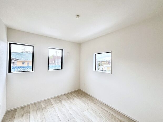 【寝室】~Bed Room~ 部屋数が多いのが戸建てのメリットです。ご家族が増えたことで手狭に感じていた住まいも戸建てでは各居室プライバシーを保つことができます。住まいにゆとりが生まれ心もリラックスできます♪