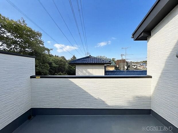 【バルコニー】~Balcony~ 大きな空に囲まれた気持ちのいい家。バルコニーを覗くだけで圧倒的な開放感に包まれます。バルコニーは陽がさしこみお布団や洗濯物を気持ちよく干すことができます。
