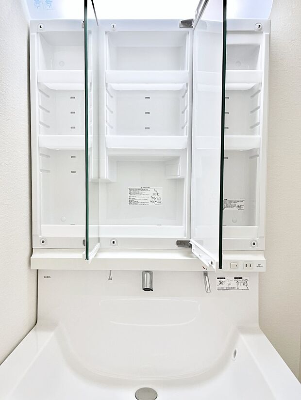 【その他設備(三面鏡裏収納)】◆1号棟◆三面鏡の裏に、化粧品や衛生用品などを収納可能。洗面台をすっきりと保ちます！