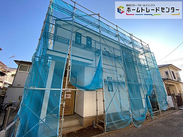 ☆コンクリート仕上げの駐車スペース。一戸建ては都心部などの物件を除き、駐車スペース付きの物件が一般的。玄関と駐車スペースとの行き来もしやすく、天候が悪い日などに便利です。