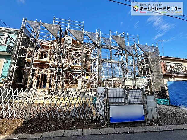 2台を並列駐車できるゆとりあるカースペース。嬉しいコンクリート仕上げで、雨の日も足元を気にせず外出できます。玄関と駐車スペースとの行き来もしやすく、天候が悪い日などに便利。