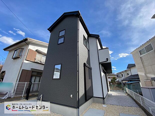 カースペースは嬉しい2台分!
空いたスペースには、花や緑で彩るガーデニングもオススメです。リビングからの景観もインテリアの一つになりそうです。