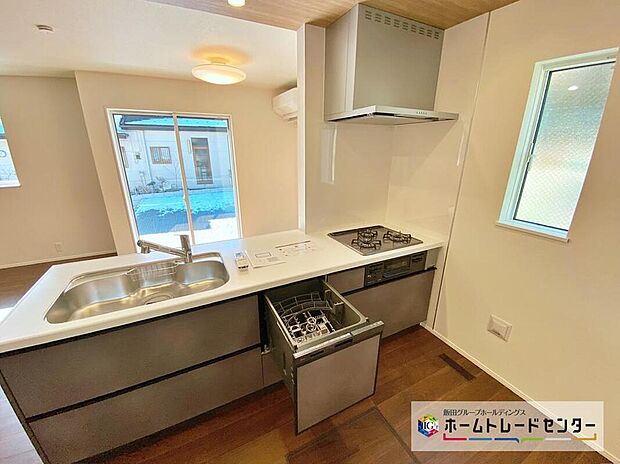 ☆System　Kitchen☆
作業スペースを大きくとったキッチン。夫婦そろってキッチンに立っても調理がしやすくゆとりある広さ。食器類もすっきりと片付く収納力が期待できます。