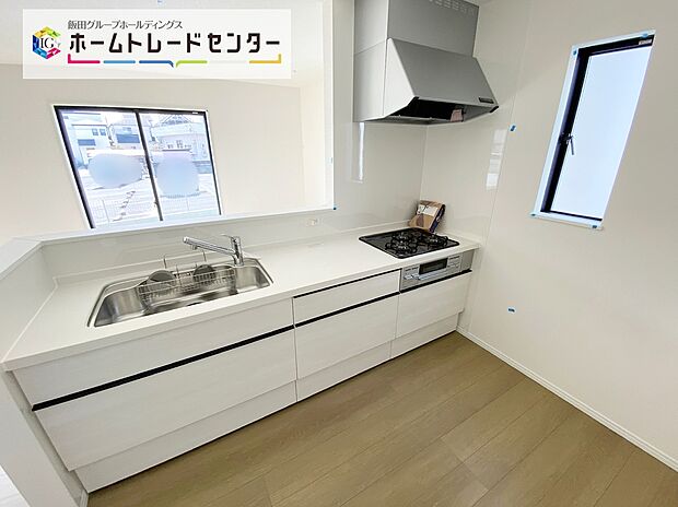☆System　Kitchen☆
いつもご家族と一緒に過ごせるのが対面キッチンの魅力！今日の出来事を話しながら、一緒にお料理をしながら…いつもご家族の笑顔が近くにあります。