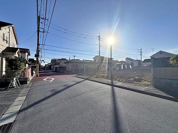 【前面道路含む現地写真】
陽当りの良い道路に面したお住まい。道路幅も広めで、開放感たっぷり♪