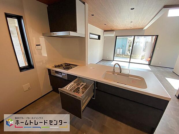 ☆System Kitchen☆
お子さまにとっても、ご飯のしたくを頑張っているご家族の姿が見えると安心♪手伝いたいという気持ちになるなど、お手伝いの習慣も育ちやすいですね♪