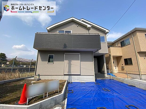 ☆街に溶け合う美しい景観を生みだしているにも関わらず、採光や風通しを考えて設計された間取り。近隣との視線を考え、街全体で調整される窓位置。外観だけでなく、そこに住まうご家族の心地よさを最優先しました。