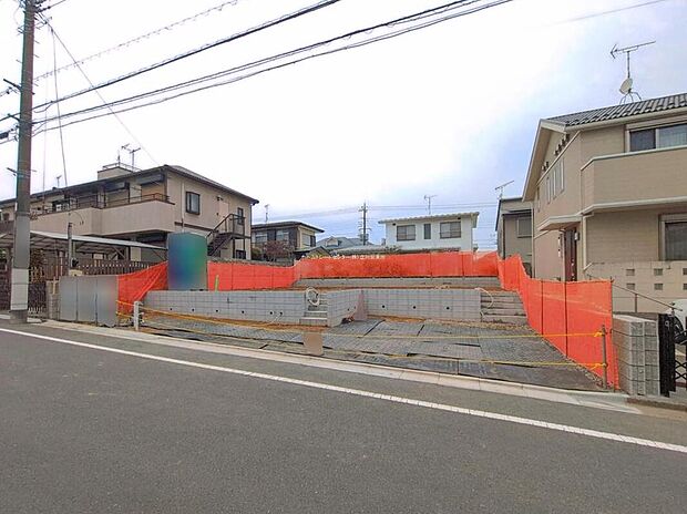 明るい陽光が注ぐ心地よい東南向きの邸宅!敷地面積67坪超でひろびろ♪
最寄り駅まで徒歩8分と電車での通勤・通学をするご家族も暮らしやすい環境です♪♪
駐車スペースは車種により3台分ございます!