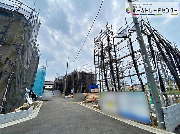 全棟、駐車スペース完備!
一戸建ては都心部などの物件を除き、駐車スペース付きの物件が一般的。玄関と駐車スペースとの行き来もしやすく、天候が悪い日などに便利です◎