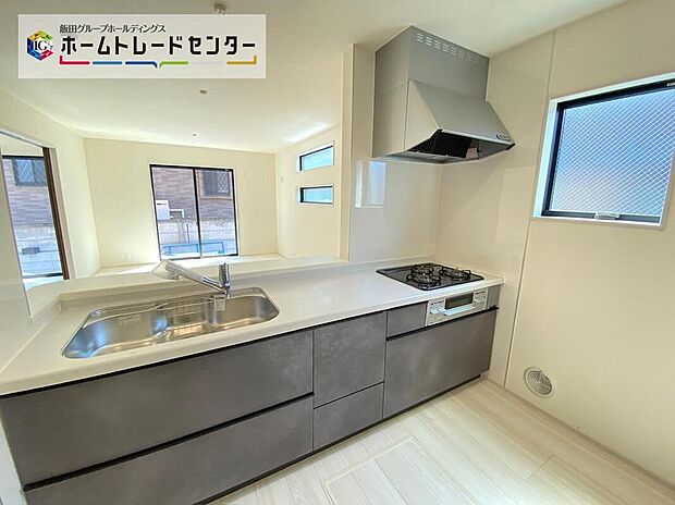 ☆System Kitchen☆
いつもご家族と一緒に過ごせるのが対面キッチンの魅力!今日の出来事を話しながら、一緒にお料理をしながら…いつもご家族の笑顔が近くにあります。