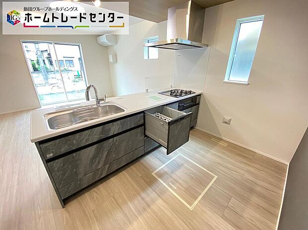 ☆System　Kitchen☆
作業スペースを大きくとったキッチン。夫婦そろってキッチンに立っても調理がしやすくゆとりある広さ。食器類もすっきりと片付く収納力が期待できます。