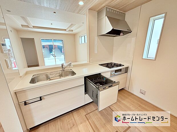 ☆System Kitchen☆
お子さまにとっても、ご飯のしたくを頑張っているご家族の姿が見えると安心♪手伝いたいという気持ちになるなど、お手伝いの習慣も育ちやすいですね♪