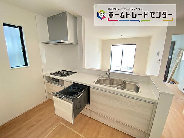 ☆System Kitchen☆
いつもご家族と一緒に過ごせるのが対面キッチンの魅力!今日の出来事を話しながら、一緒にお料理をしながら…いつもご家族の笑顔が近くにあります。