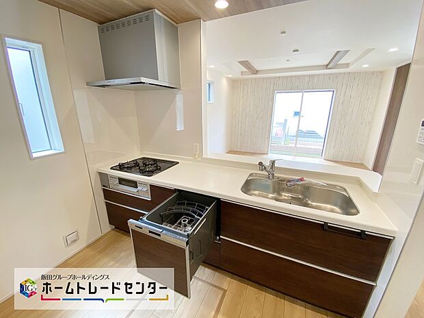 ☆アクセントカラーがぱっと目をひくシンプルシックでおしゃれな外観。カースペースは車種により2台分!コンクリート仕上げのカースペースですので、雨の日も足元を気にせず外出できます。