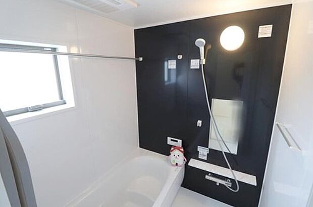 【浴室】☆System　Bath☆
半身浴も楽しめる一坪タイプの浴室は、防カビ仕様となっており、お掃除も楽々です。浴室乾燥機を完備し雨の日のお洗濯も安心です。