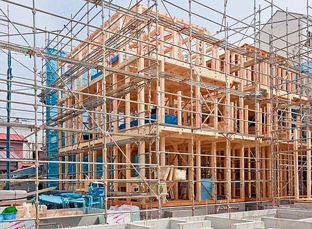 【日本の気候風土に適した「木造軸組工法」】柱、梁などの「軸組み」で構造体を作り上げています。接合部には、金物・筋かいなどで補強を行いより強度を高め、木材はプレカットにより品質のバラツキを防ぎ、安定した品質の住宅を供給しています。