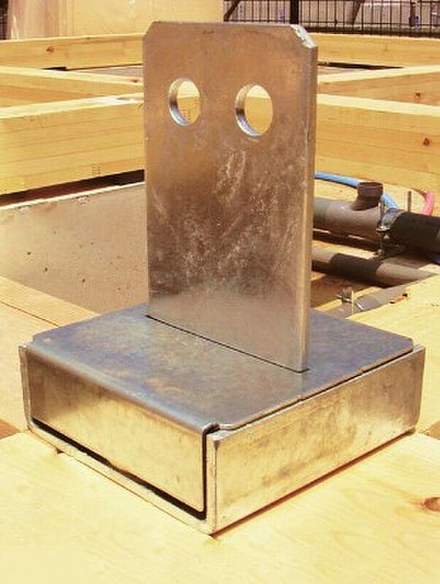 【オリジナル柱脚・柱頭固定金物「TロックII」】「TロックII」は、ホールダウン金物の約2倍の強度があり、接合部の強度を増加させ、地震や風圧がかかった場合の柱の抜けを防ぎます。