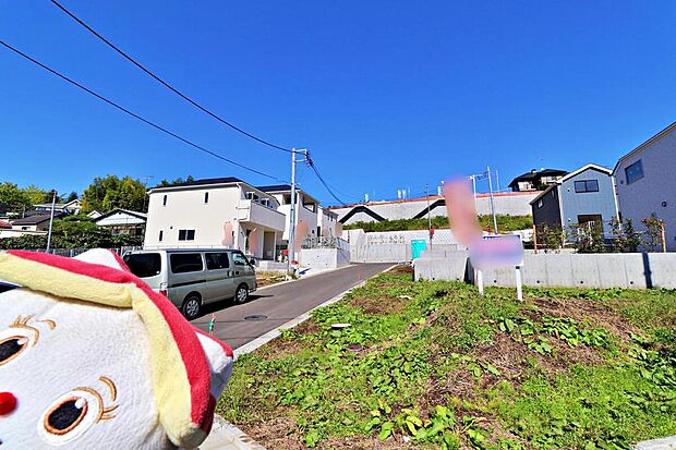 【前面道路含む現地写真】☆物件の陽当りや通風・仕様設備やお部屋の大きさの比較、近隣・周辺環境や街並みなど、資料には掲載していない情報が現地にはたくさんあります。ぜひ、建物だけでなく周辺環境もご確認ください！