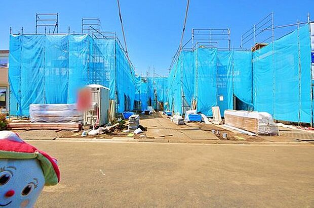 【前面道路含む現地写真】☆ご家族が仕事や部活動などで遅くなる場合は夜道が心配。駅から自宅までの道のりに人通りがある、電灯があって明るいなど、安全な経路が確保できるということも大事なポイントですよね♪