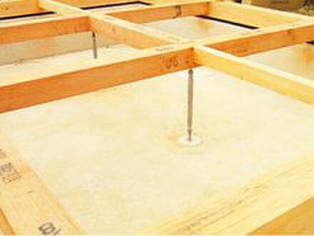 【 腐食に強い「鋼製床束」で床を力強く支持】サビやシロアリを寄せ付けない鋼製の床束を採用。従来品に比べ信頼性が高く、安心の強度で床の荷重を支えます。