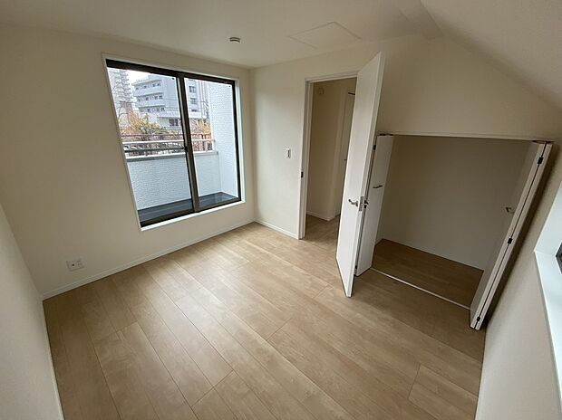 【☆Room☆】居室にはクローゼットを完備し、自由度の高い家具の配置が叶うシンプルな空間です。お子様の成長と共に必要になる子供部屋にぴったりの間取りですね。