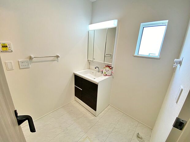 【☆Powder Room☆ 】☆Powder Room☆
十分な大きさの洗面台は収納もさる事ながら、身だしなみチェックや歯磨きなど、朝の慌ただしい時間でもホテルライクなスペースで余裕とゆとりを感じて頂けます。