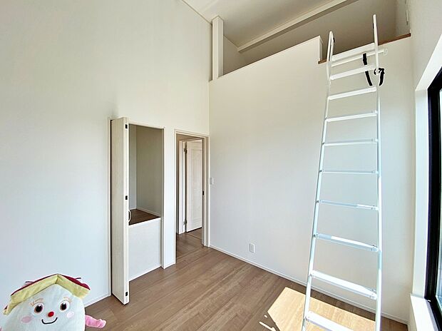 【☆Room☆】☆Room☆
居室に完備の収納は、お部屋を広々使うことが出来る優れもの!大切な思い出の品や、「今は使わない」季節ものを大切に保管♪スッキリ綺麗なお部屋で、趣味の時間も更に充実♪