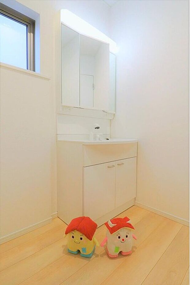 【三面鏡洗面化粧台】鏡の裏に歯ブラシや化粧水、整髪料など小物を隠して収納でき、生活感を出さずに綺麗な空間に保てます。また、左右の鏡を動かすことで横や後ろ向きの姿をチェックできるのも嬉しいポイントですね♪