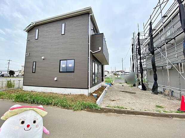 【前面道路含む現地写真】☆『毎日早く家に帰りたくなる。』そんなマイホームにお住まいになりませんか?大切な家族が、安心して・快適に毎日過ごすことが出来る…。ささやかだけど一番大切なこと♪この邸で叶えられます!!