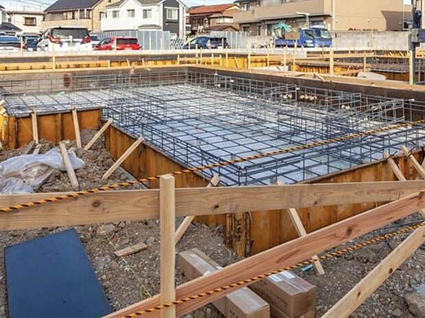 【足元を支えるベタ基礎】立ち上がりと底面全体が一体の鉄筋コンクリート造(仕上がり幅150mm・底盤厚150mm)。「不同沈下」や「地面からの湿気」に対する有効な措置と言えます。また、基礎と土台とをつなぐアンカーボルトは、大きな地震などにより建物が基礎から外れたり持ち上げられたりしないための役割があります。