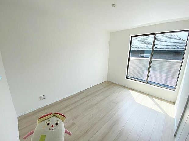 【☆Room☆】バルコニーに面したお部屋は、通風・採光共に良好な上、解放感タップリ♪
明るいお部屋は住まう人の心も明るくしてくれますね☆