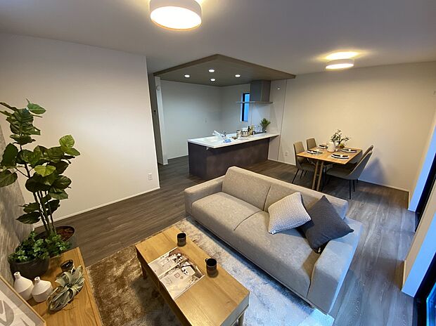 【リビング】会話が弾むリビング、料理が愉しくなるキッチン。家は、ただ生活する場ではなく、暮らしを愉しく、快適にする場所。笑顔の毎日、安らぎの日々のために、最新の設備・仕様を採用。