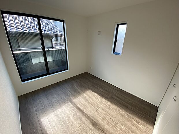 【リビング以外の居室】バルコニーに面したお部屋は、通風・採光共に良好な上、解放感タップリ♪
明るいお部屋は住まう人の心も明るくしてくれますね☆