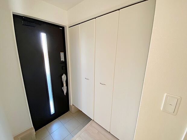 【☆Entrance☆ 】☆Entrance☆
お家に出会う人々を迎える玄関だからこそ、広々清潔感あふれる空間にしたいものです。採光・通風にも配慮された設計で毎日明るい空間をキープします♪