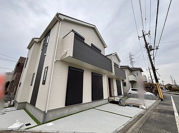 【現地外観写真】☆『毎日早く家に帰りたくなる。』そんなマイホームにお住まいになりませんか?大切な家族が、安心して・快適に毎日過ごすことが出来る…。ささやかだけれども一番大切なこと♪この邸で叶えられます!!