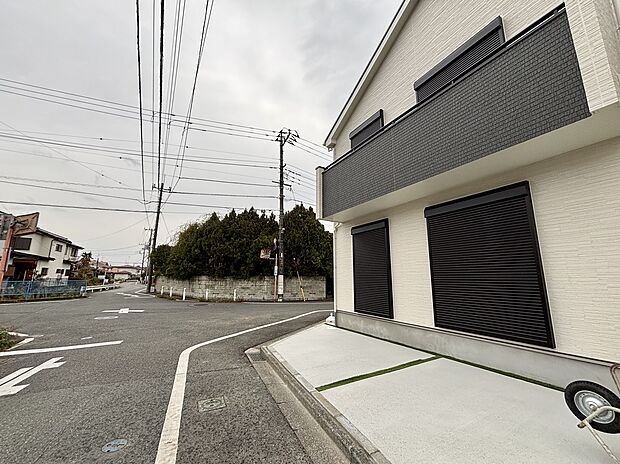 【前面道路含む現地写真】☆物件の陽当りや通風・仕様設備やお部屋の大きさの比較、近隣・周辺環境や街並みなど、資料には掲載していない情報が現地にはたくさんあります。ぜひ、建物だけでなく周辺環境もご確認ください!