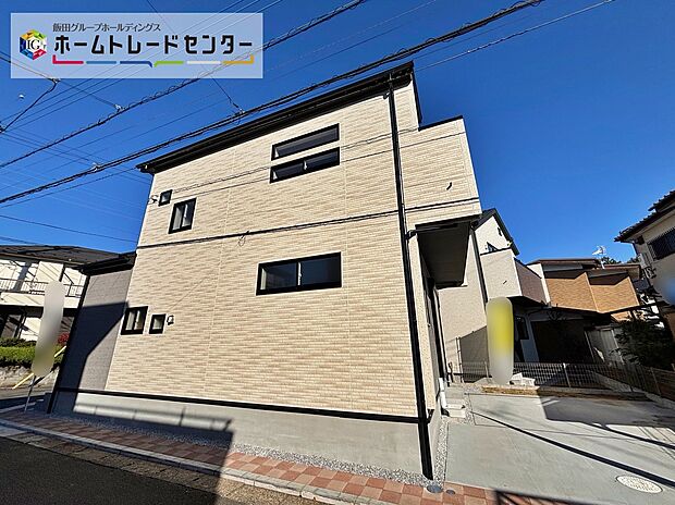 【前面道路含む現地写真】一戸建ての大きなメリットは、「自分の土地」を自由に使えること。好きなペットが飼えるほか、ガーデニングやＤＩＹ、車やバイクの手入れなど様々な趣味を楽しめます♪